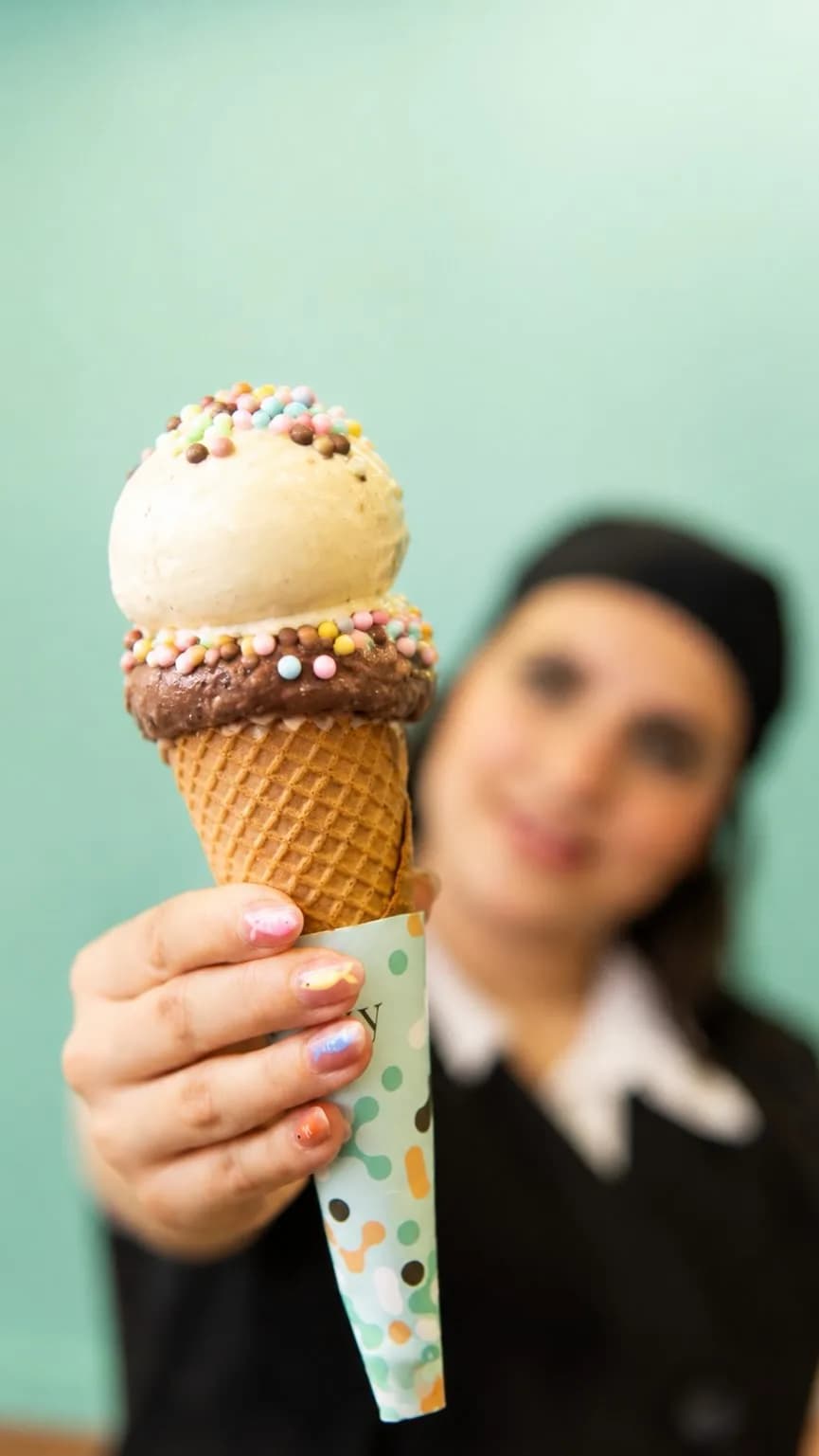 جلاتو (بستنی قیفی)، رنگ کرم، قهوهای و رنگارنگ، دو اسکوپ با تزیینات رنگی