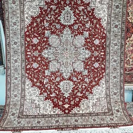 فرش هریس تبریز کف ابریشم، رنگ قرمز و کرم، طرح گلدار و هندسی، مستطیلی، لبه ریشدار