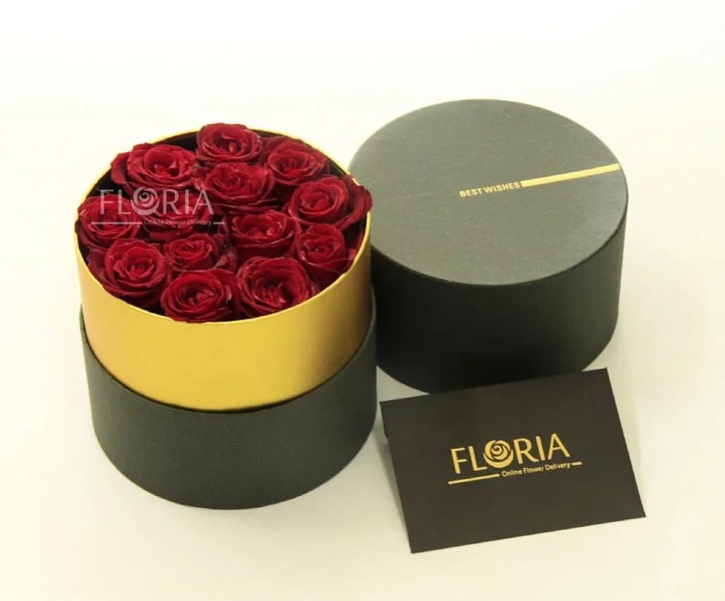باکس گل سارو، رنگ قرمز، طلایی و سیاه، جنس مقوا و گیاه، باکس گل استوانهای