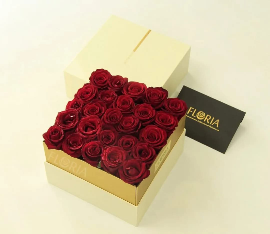 باکس گل ۲۵ شاخه رز، رنگ قرمز و طلایی، مربعی