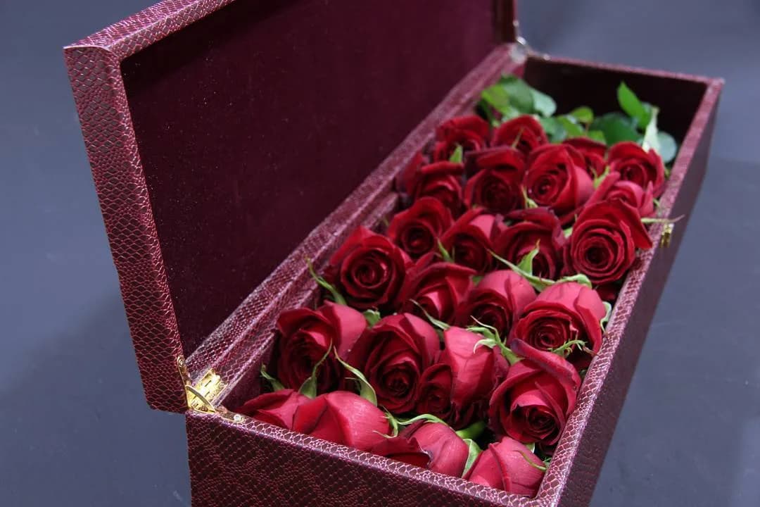 باکس گل، رنگ زرشکی و قرمز، جنس چرم مصنوعی، باکس مستطیلی بلند دردار