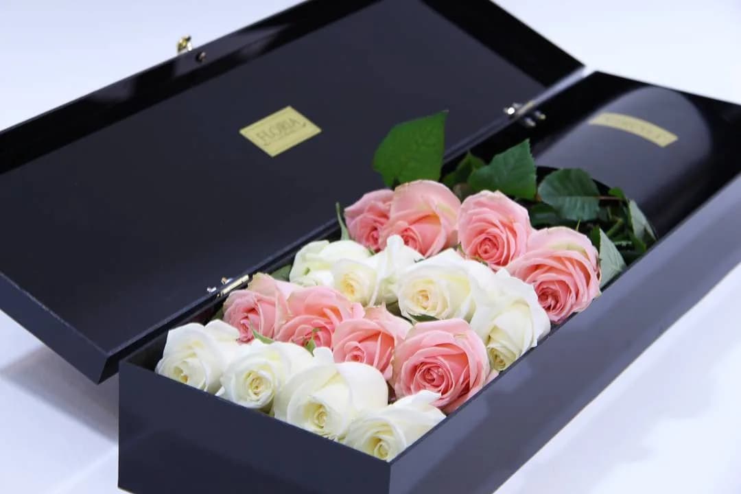 باکس گل، رنگ صورتی و سفید، جنس چوب و گل طبیعی، باکس بلند گل