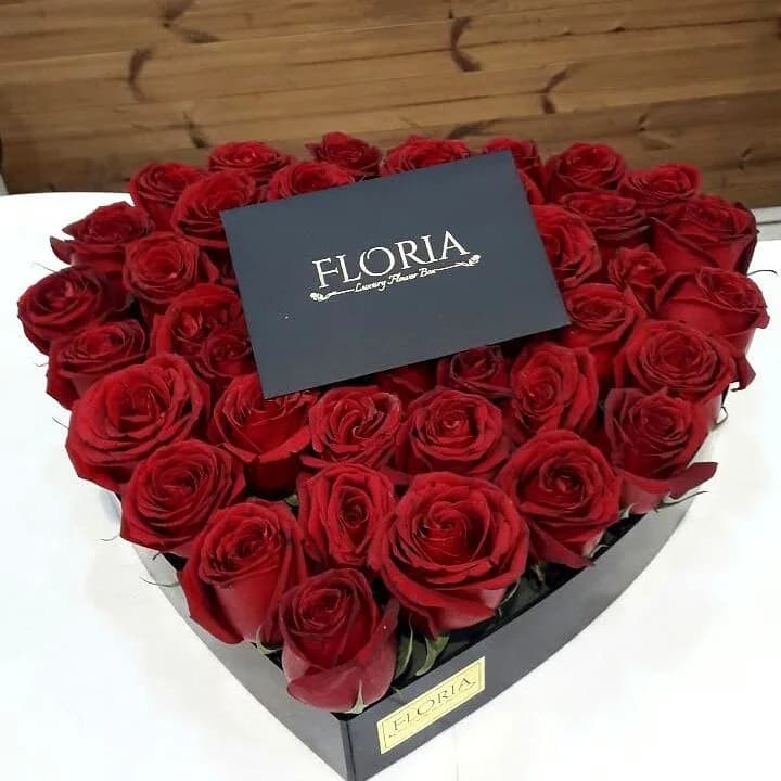 باکس گل قلب، رنگ قرمز و مشکی، جنس مقوا، باکس قلبی با گل طبیعی