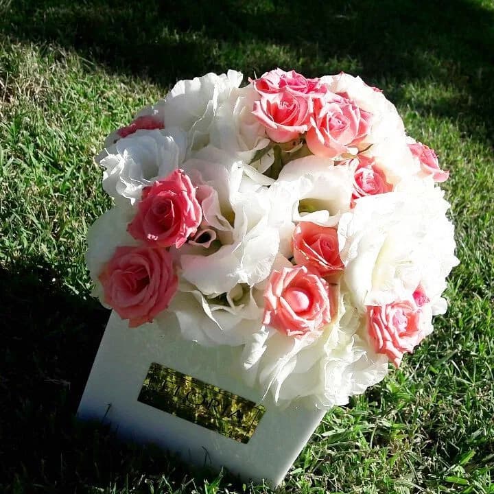 باکس گل فلوریا، رنگ سفید و صورتی، جنس مقوا و گل طبیعی، مربعی