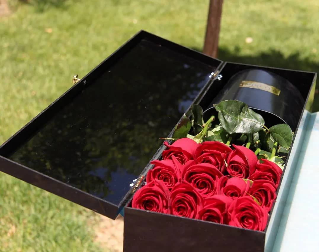 باکس گل رز، رنگ قرمز و مشکی، جنس مقوا و گیاه، باکس مستطیلی دربدار