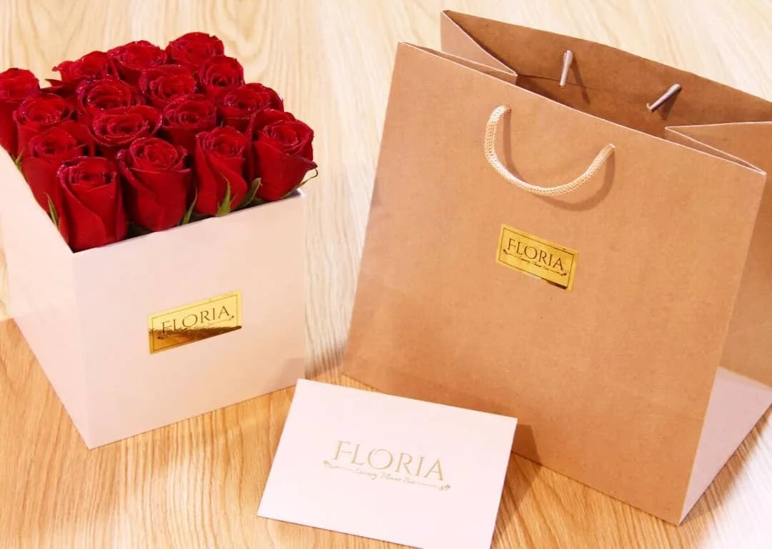 باکس گل رویال فلوریا، رنگ سفید، قهوهای و قرمز، جنس کاغذ، گل طبیعی و مقوا، مربعی، دردار