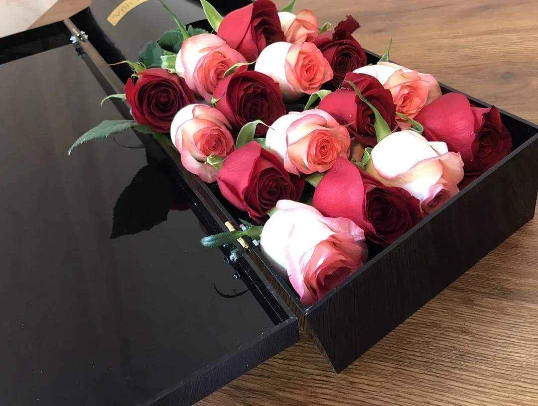 باکس کلاسیک رز دو رنگ، رنگ قرمز، صورتی و مشکی، جنس چوب و کاغذ، جعبه گل بلند