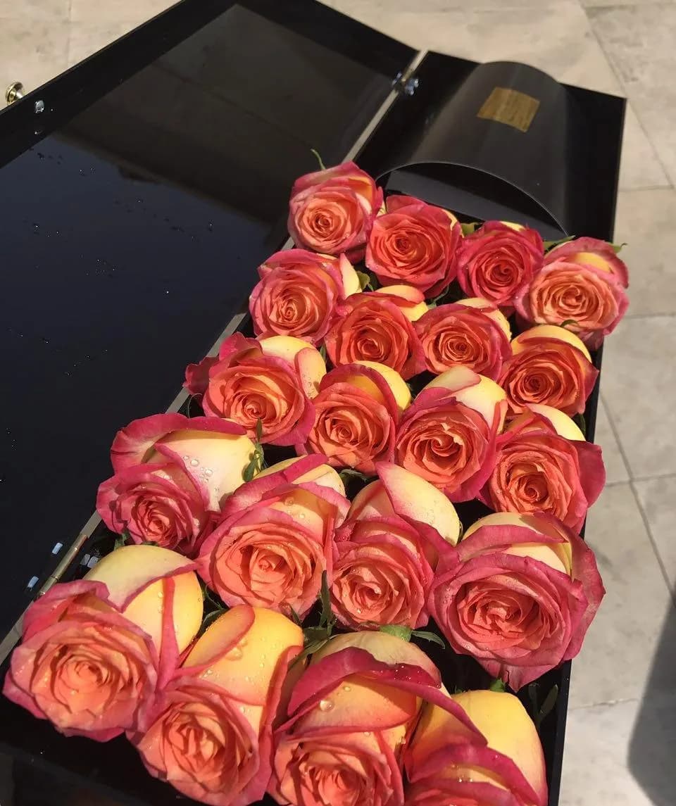 باکس کلاسیک مشکی ۲۰ شاخه رز اتوپیا، رنگ نارنجی، زرد و قرمز، طرح دو رنگ، باکس گل مستطیلی