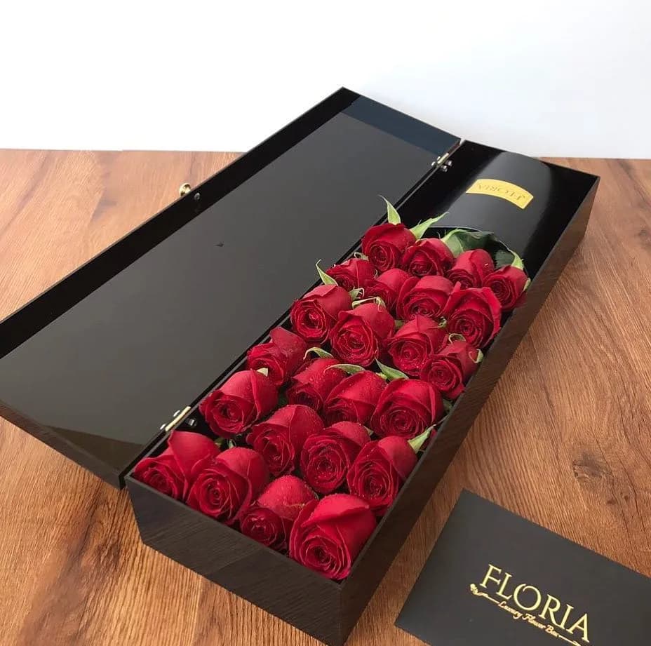 باکس کلاسیک مشکی ۲۴ شاخه رز