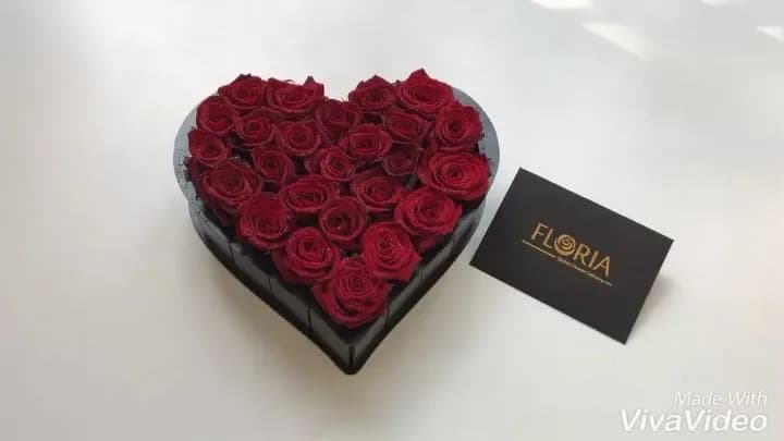 باکس گل رز فلوریا، رنگ قرمز و مشکی، جنس گل طبیعی و مقوا، قلبی