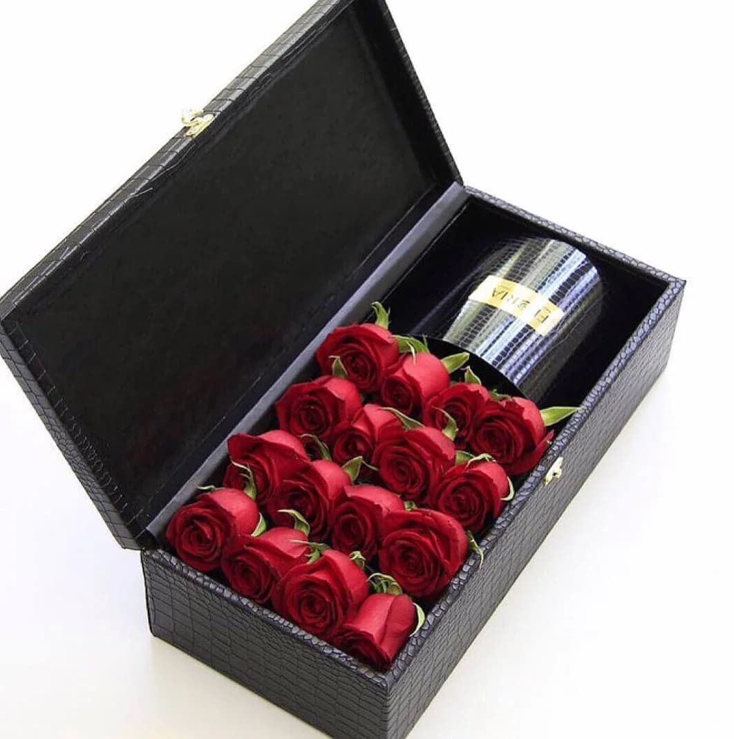 باکس گل چرمی گلوری، رنگ مشکی و قرمز، جنس چرم مصنوعی و گل طبیعی، طرح طرح حیوانی، مستطیلی دردار