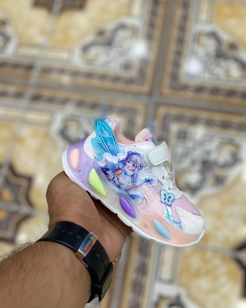 کفش کتانی بچگانه — رنگ صورتی — نمای دردست — بند