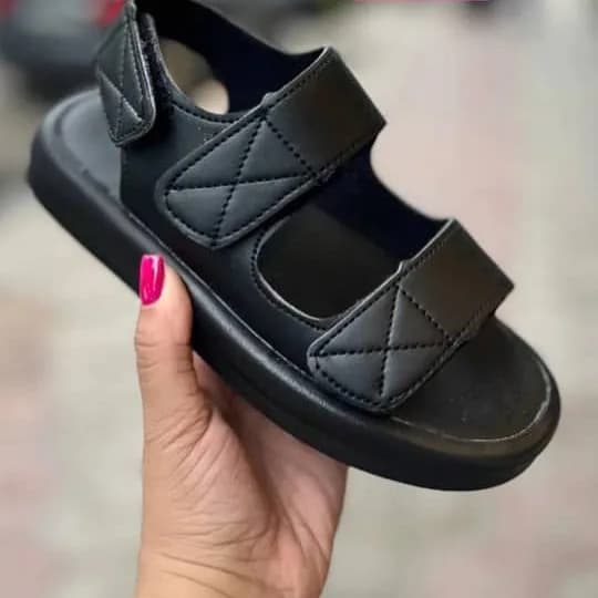 صندل بچگانه — رنگ مشکی — نمای دردست — بند چسبی
