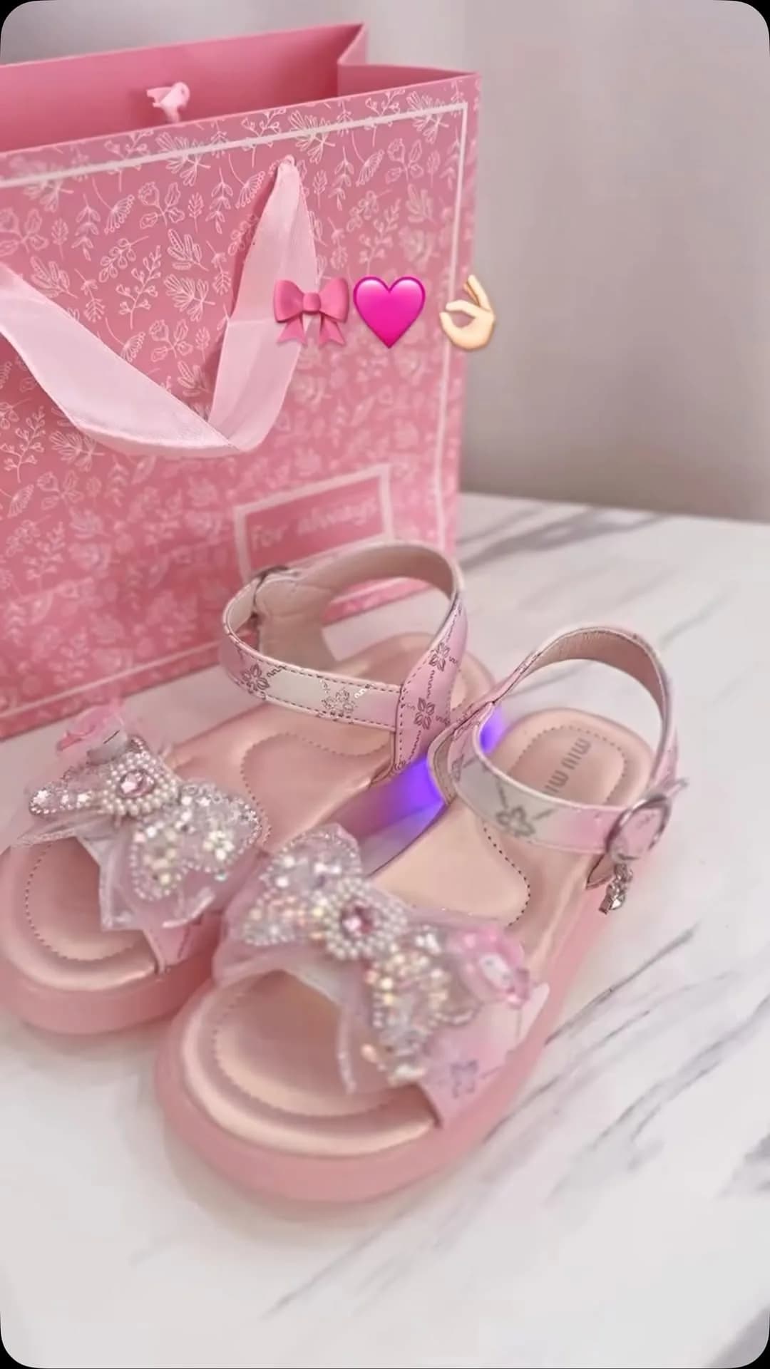 صندل دخترانه، رنگ صورتی و سفید، جنس پلاستیک، صندل تخت مجلسی