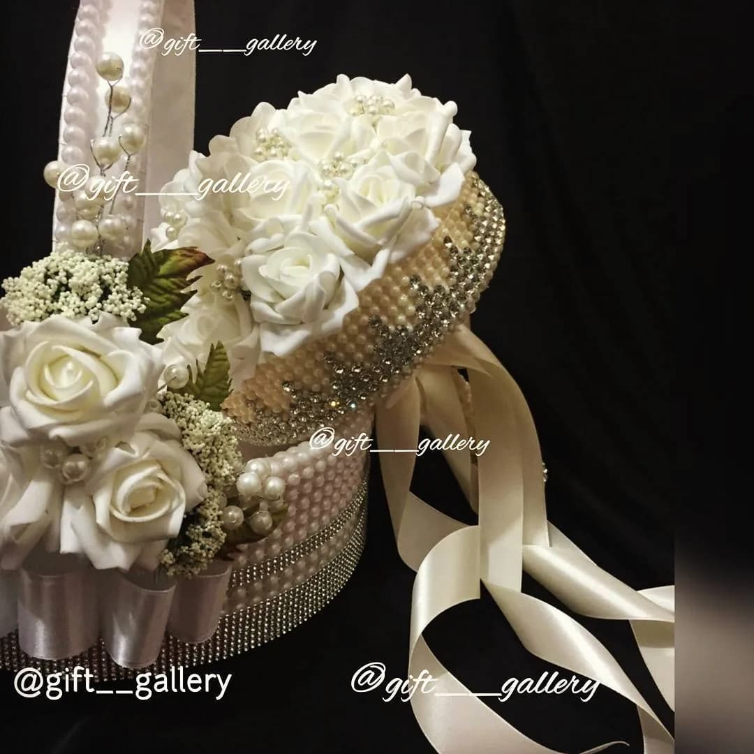 سبد گیفت و دسته گل عروس، رنگ سفید، جنس ساتن و پارچه، گل رز