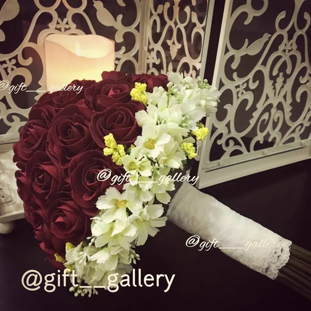 دسته گل ترکیبی رز و شکوفه، رنگ سرخابی، سفید و زرد، طرح گلدار، دستهگل عروس رز و شیپوری