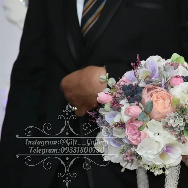 دسته گل عروس، رنگ صورتی، سفید، بنفش و سبز، گرد