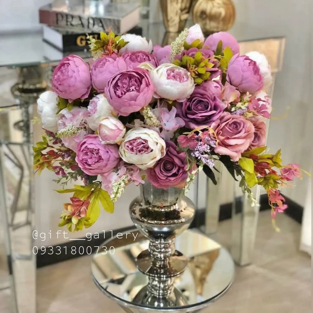 گلدان گل مصنوعی، رنگ صورتی، سفید و نقرهای، جنس شیشه و فلز، گلدان پایهدار نقرهای