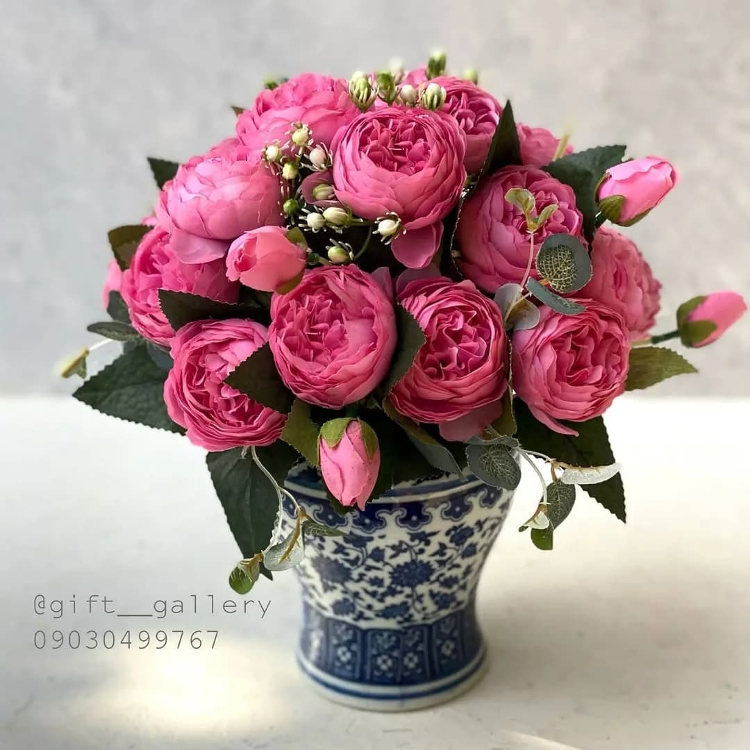 بوته رز پئونی ۵ گل، رنگ صورتی، سفید و آبی، جنس سرامیک و پارچه، گلدان طرحدار با گل پیونی