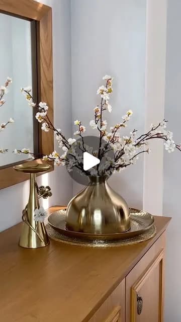گلدان نیمدایره طلایی و سینی چکشی، جنس فلز، گرد، دهانه تنگ