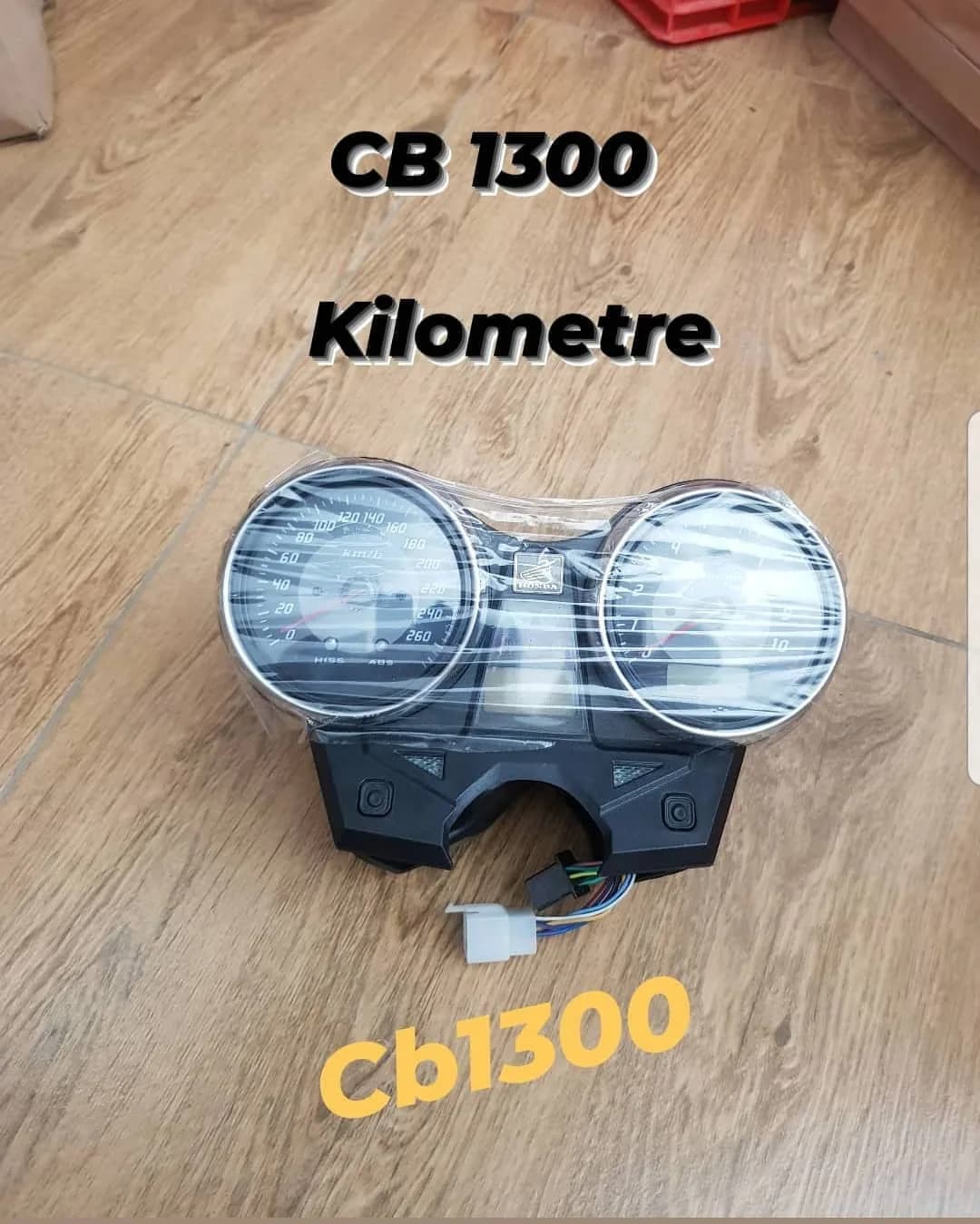 کیلومتر هوندا CB1300 انژکتور، رنگ مشکی و نقرهای، جنس پلاستیک و شیشه، کیلومترشمار دو تکه