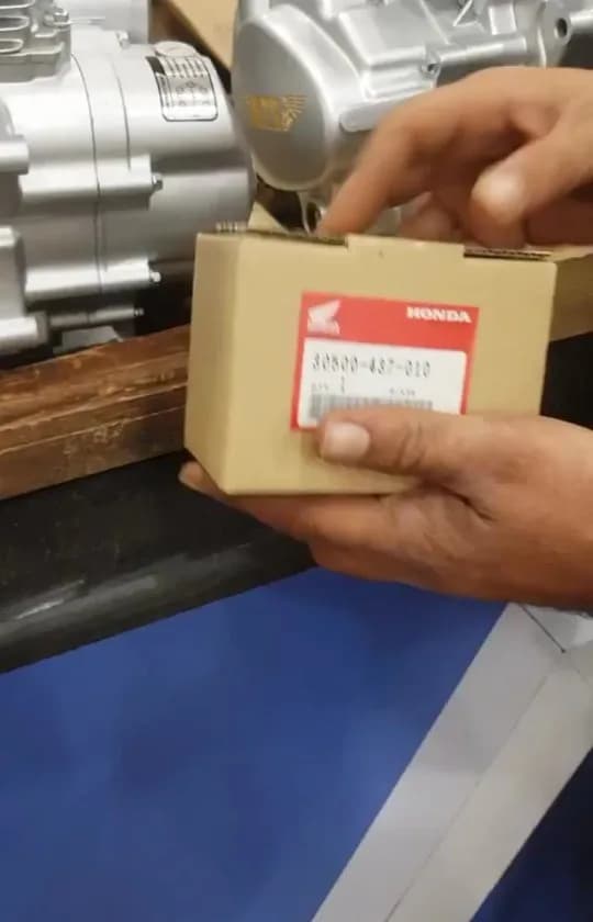 کویل موتورسیکلت ژاپنی، رنگ قهوهای، قرمز و سفید، جنس مقوا، جعبه مقوایی کوچک