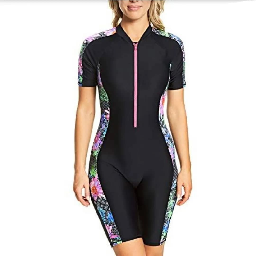 مایو ضد آفتاب Mystique Knee Suit زاگز، رنگ مشکی و رنگارنگ، طرح گلدار، آستین کوتاه، زیپدار، جذب