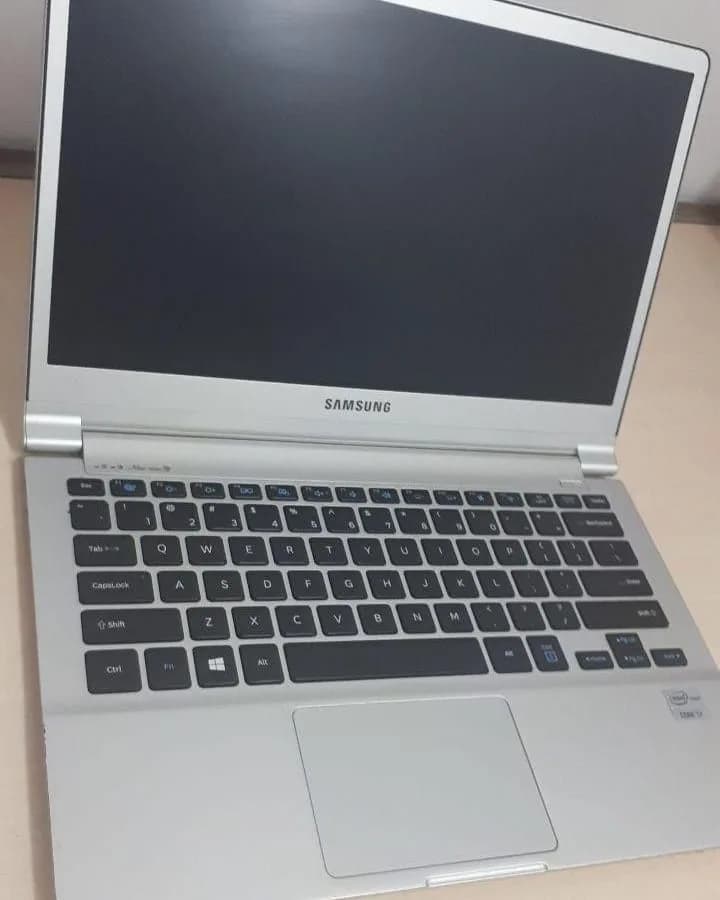 لپتاپ سامسونگ 900X، رنگ نقرهای و مشکی، جنس فلز و پلاستیک، صفحهنمایش تاشو