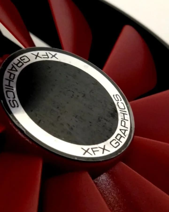 کارت گرافیک RX 580 XFX، رنگ قرمز و مشکی، جنس پلاستیک و فلز، فن کارت گرافیک