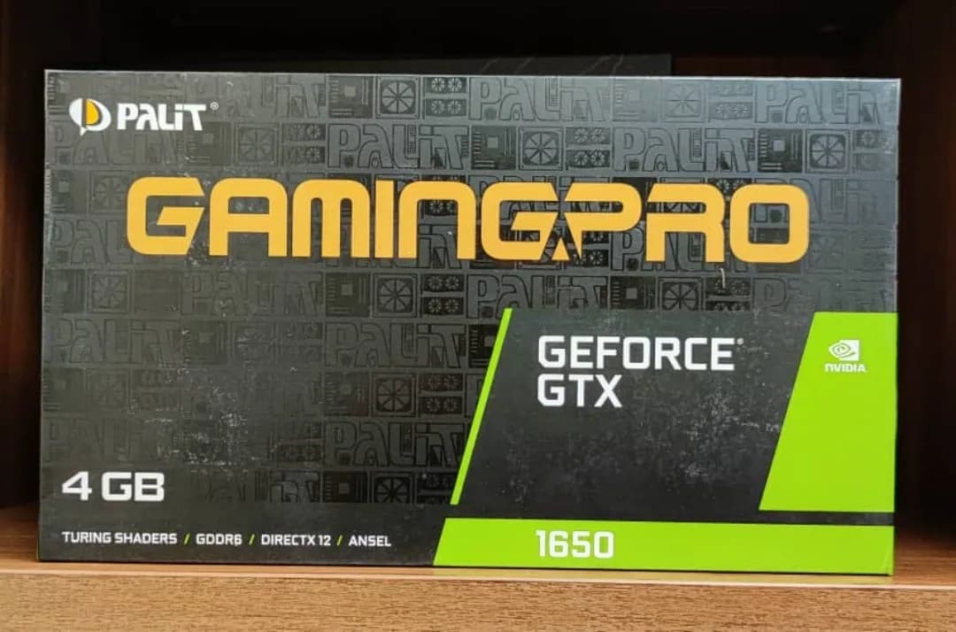 کارت گرافیک GTX 1650 GamingPro ۴ گیگ پلیت، رنگ مشکی، سبز و زرد، جنس مقوا، جعبه سختافزاری