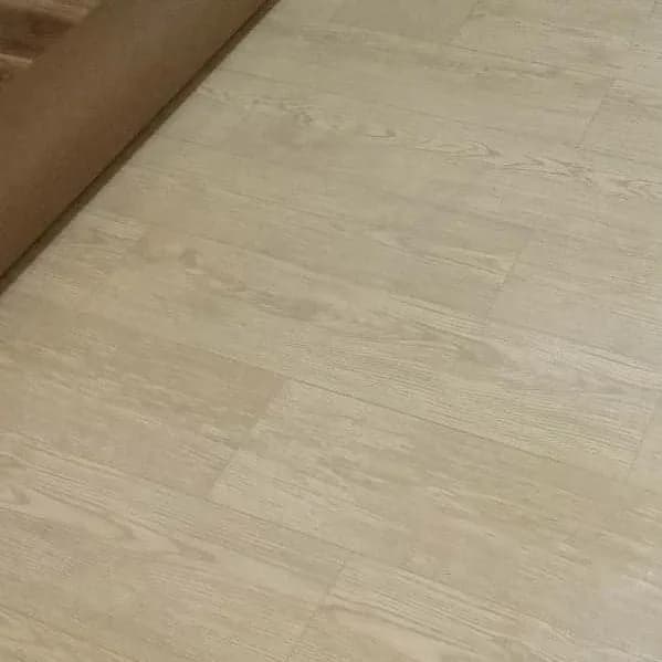 کفپوش رولی عرض ۲ متر، رنگ کرم و بژ، جنس پلاستیک، طرح چوب