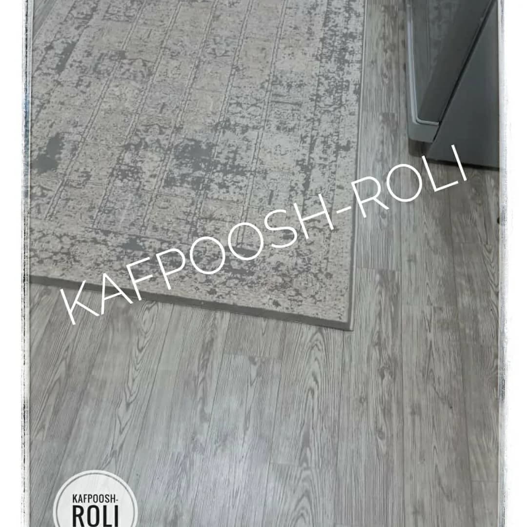 کفپوش رولی کد K20 طوسی، رنگ خاکستری، جنس پلاستیک، طرح طرح چوب، تختهای