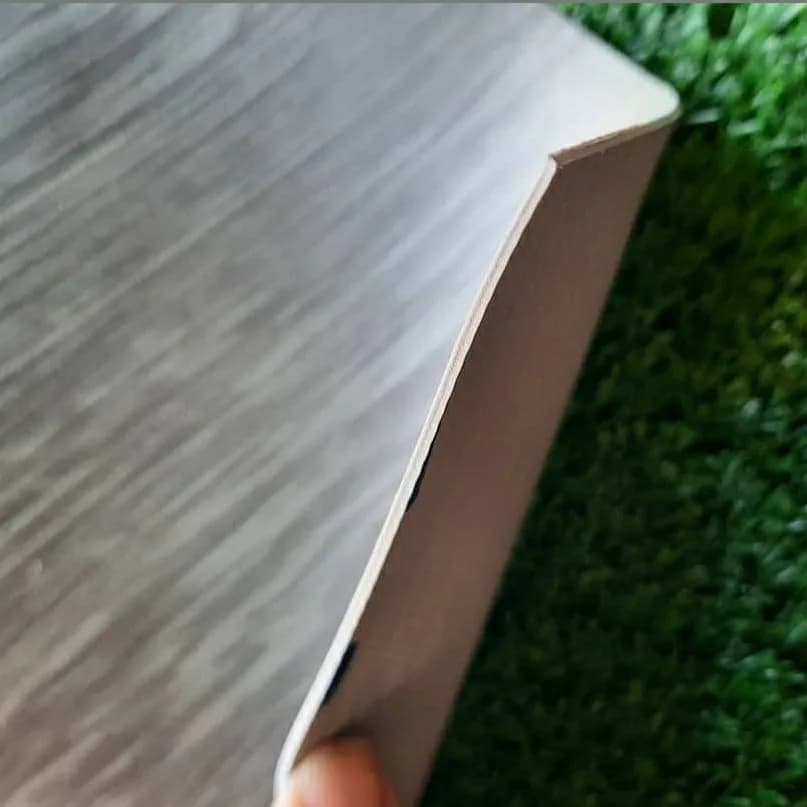 کفپوش رولی تمام پیویسی مات، رنگ خاکستری، جنس PVC، طرح راهراه