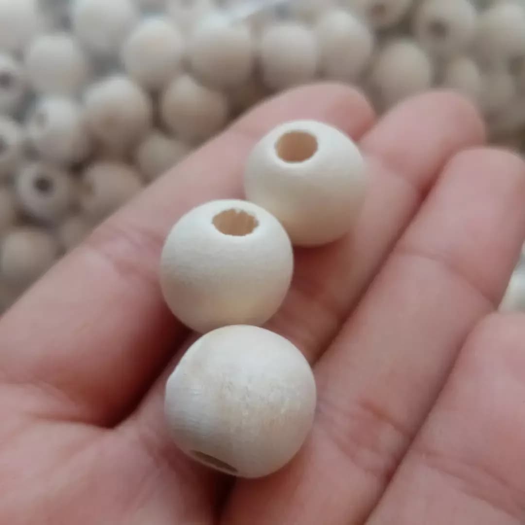 مهره چوبی ۱۳×۱۴ میل — رنگ کرم — نمای دردست — ۱۳ در ۱۴ میل