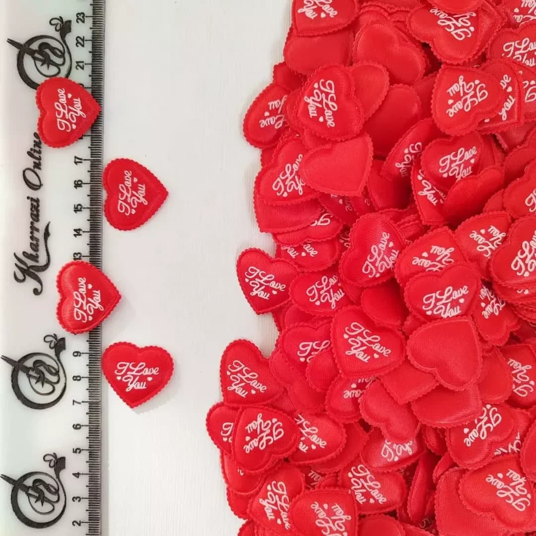 قلب ساتن قرمز تزئینی — رنگ قرمز — نمای دردست — نقش love