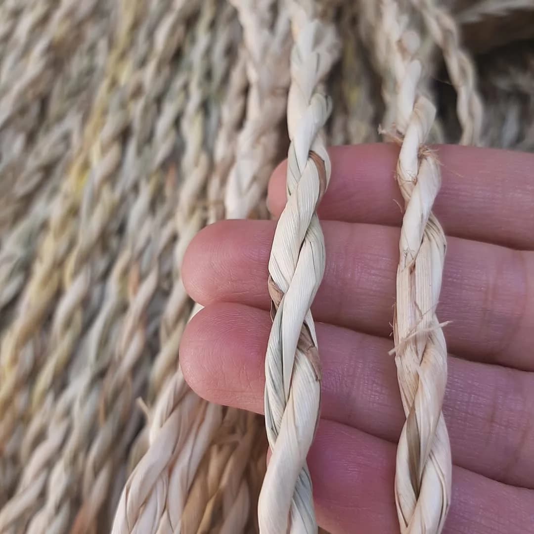 ریسمان کنفی نیم سانت — رنگ کرم — نمای دردست — قطر حدود نیم سانت