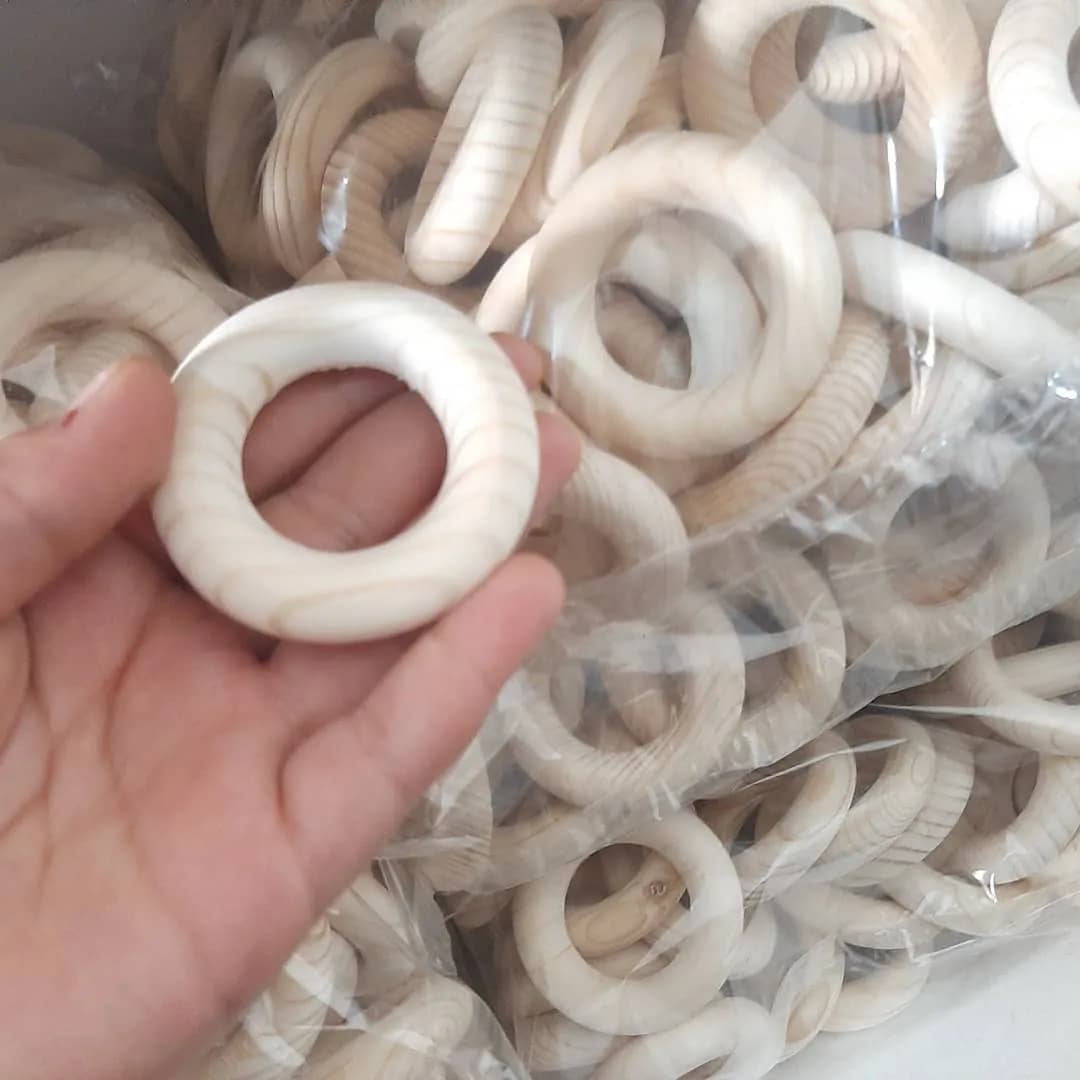 حلقه چوبی ۵ سانت — رنگ کرم — نمای دردست — عمده