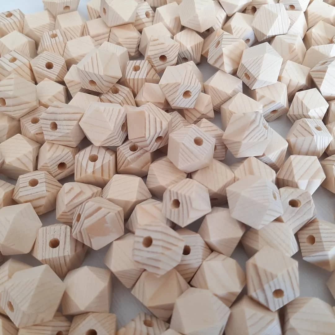 مهره چوبی سیسمونی — رنگ کرم — نمای دردست — چندوجهی
