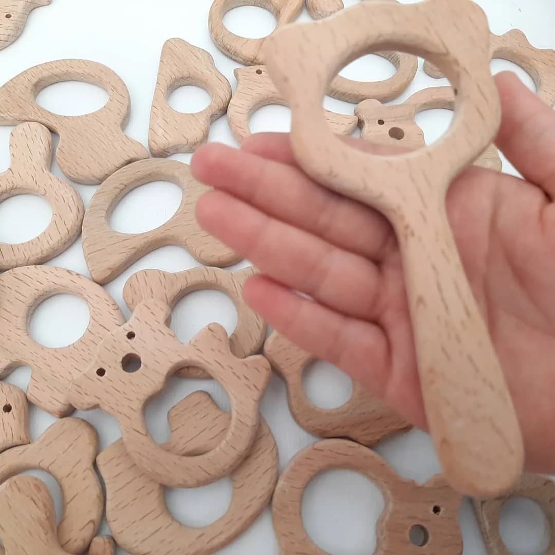 اشکال چوبی سیسمونی — رنگ کرم — نمای دردست — طرح حیوانی