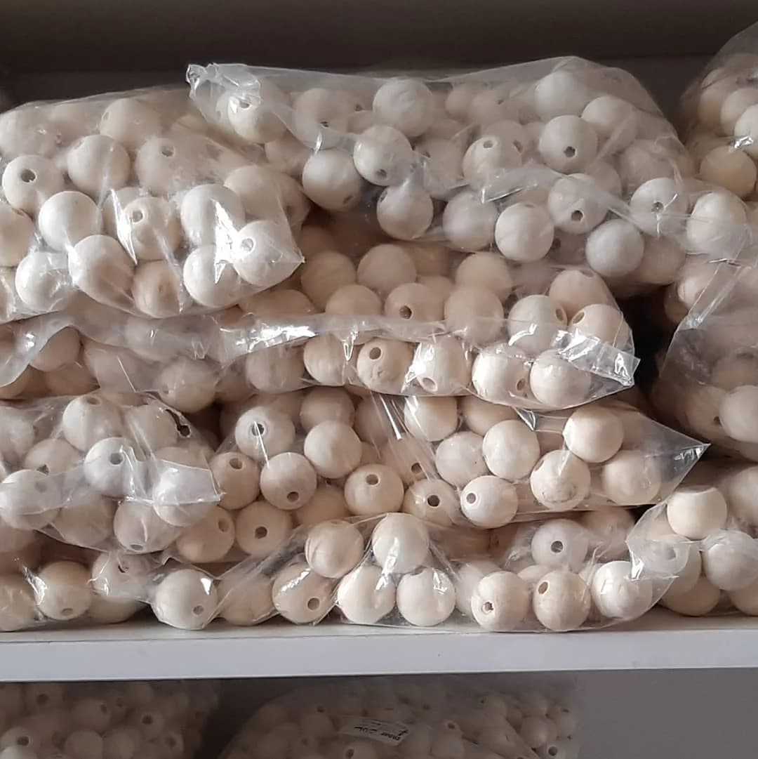 مهره چوبی در ۹ سایز — رنگ کرم — نمای دردست — ۹ سایز
