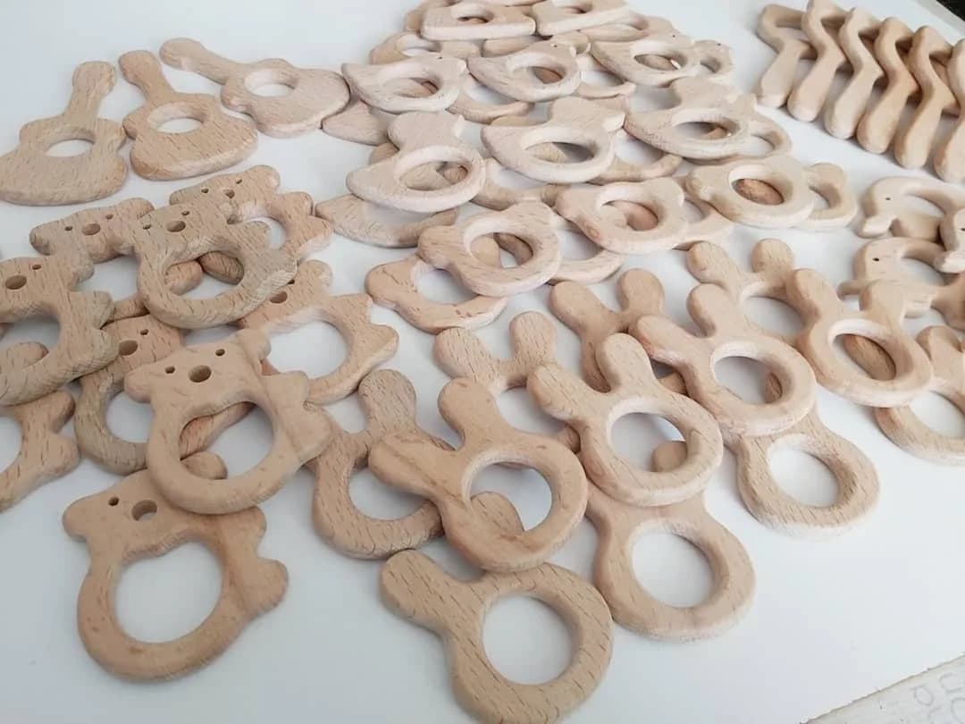 قطعات چوبی جغجغه سیسمونی — رنگ کرم — نمای دردست — طرح حیوانی