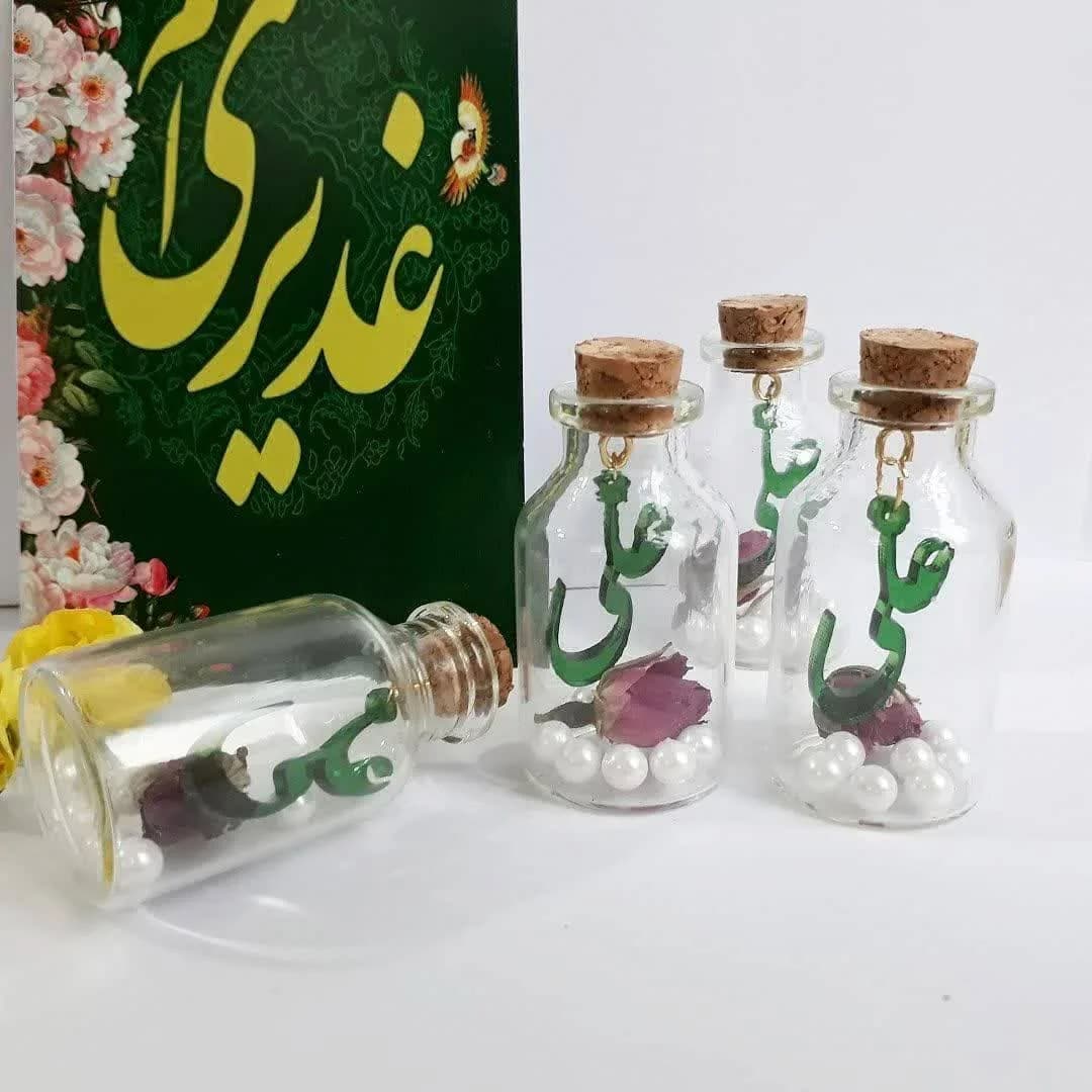 بطری تزئینی غدیر — رنگ سبز — نمای دردست — نام علی