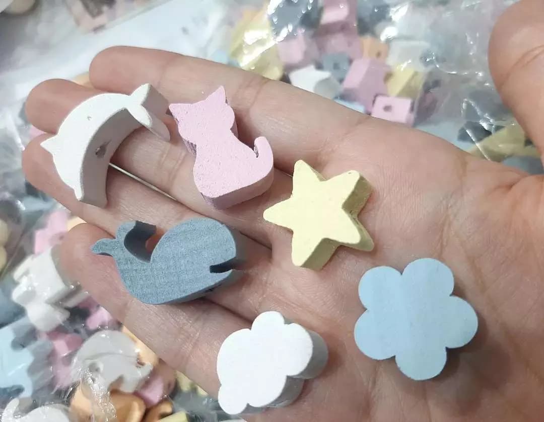 پک ۱۲ عددی مهره چوبی، رنگ سفید، صورتی، زرد، آبی و خاکستری، اشکال متنوع