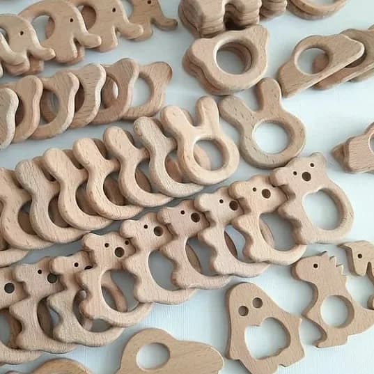 مهره چوبی دندونی طرح حیوانات — رنگ کرم — نمای دردست — طرحهای حیوانی