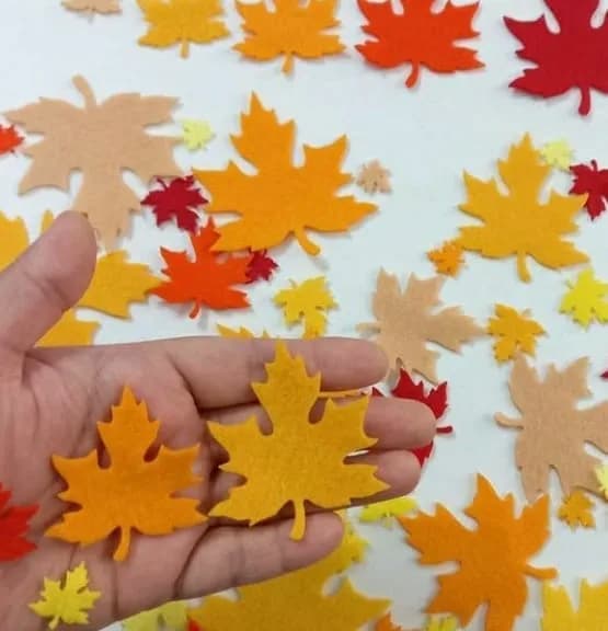 برگ نمدی بسته ۴۰ عددی — رنگ نارنجی — نمای دردست — برگ افرا