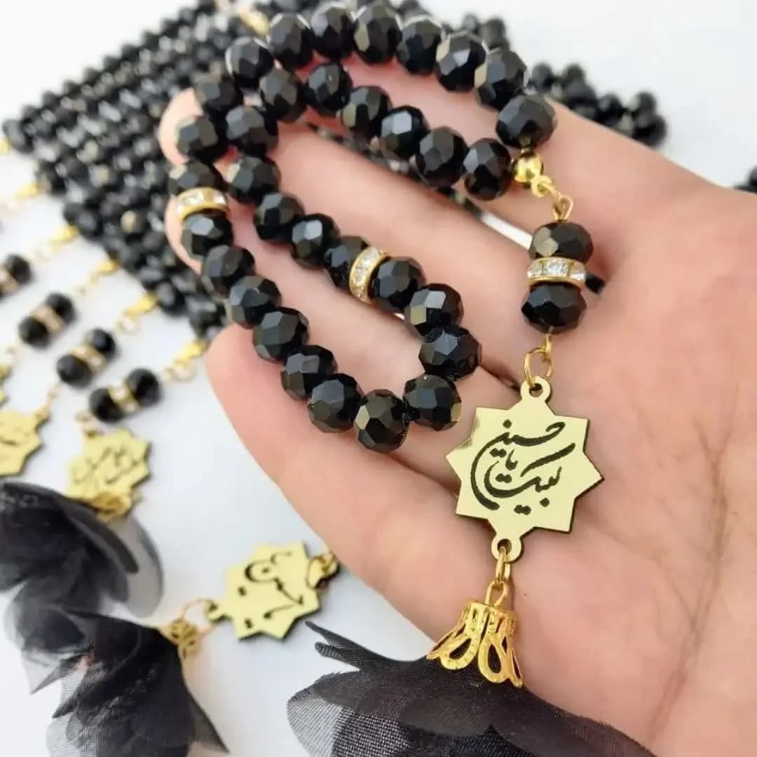 تسبیح کریستال مشکی، رنگ طلایی، جنس سنگ و فلز، دانه تراش، آویزدار