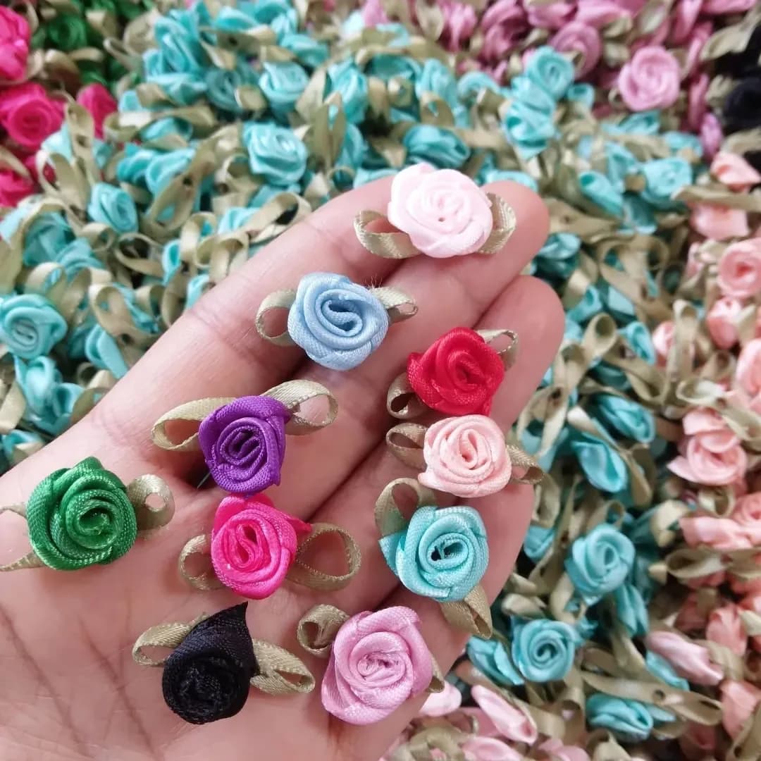 شکوفه روبانی رنگارنگ — نمای دردست — سایز گل ۱ سانت