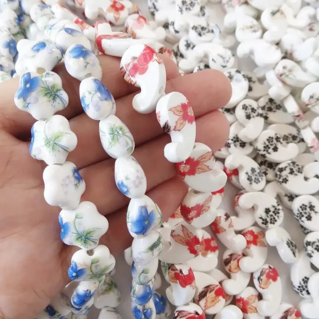مهره سرامیکی ترنج و قلب — نمای دردست — طرح گل