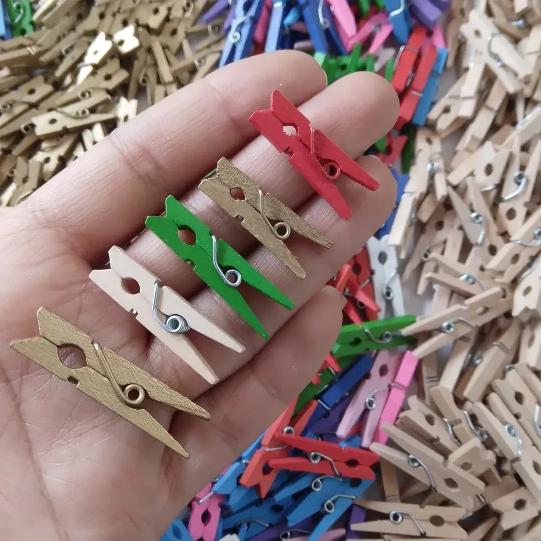 گیره چوبی تزیینی — نمای دردست — رنگارنگ