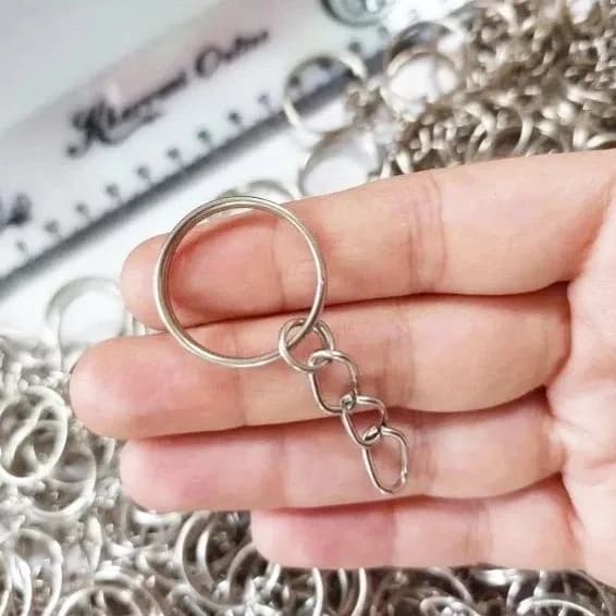 حلقه کلید — رنگ نقرهای — نمای دردست — زنجیردار
